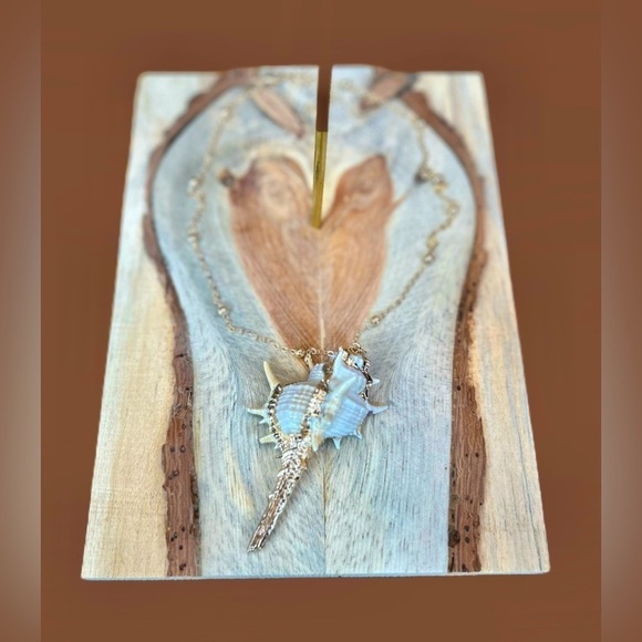 Boutique Beachy Conch Shell Pendant Necklace with Gold-Toned Cable Chain - Picture 11 of 13